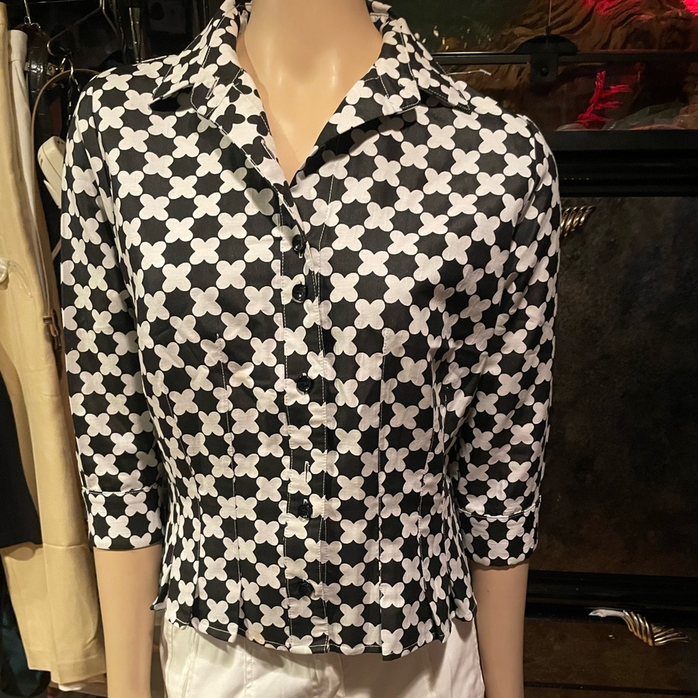 Black and White Floral Women's Blouse preowned in great condition